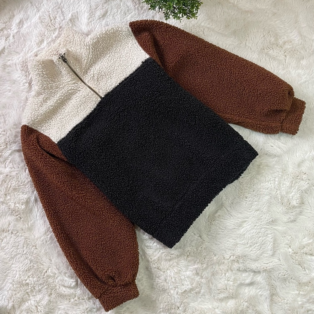 Universal Thread Cream and Black Sherpa Pullover